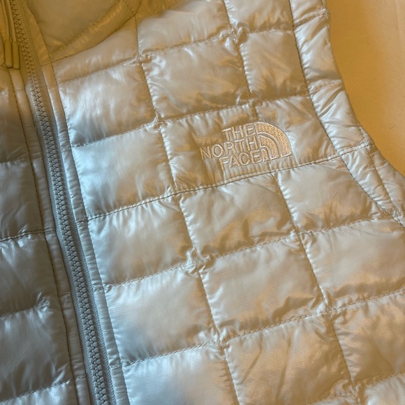 North face Women’s Themoball Eco Vest small - Picture 3 of 8